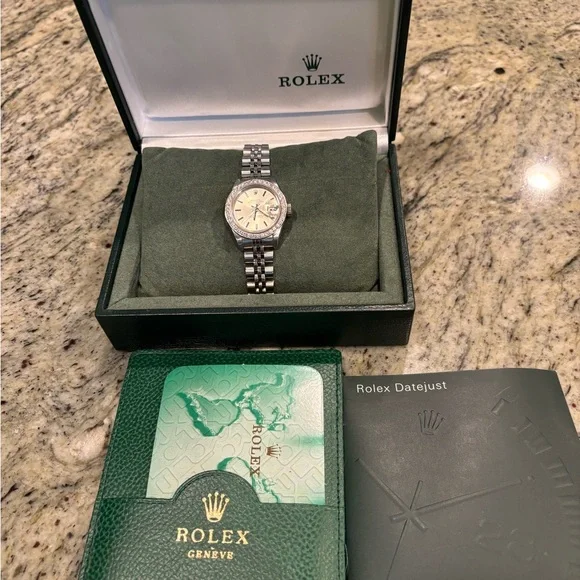 Rolex Silver Luxury Timepiece with Stainless Steel Band - Picture 5 of 10